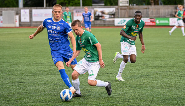 Fotbollspelare kämpar om bollen.