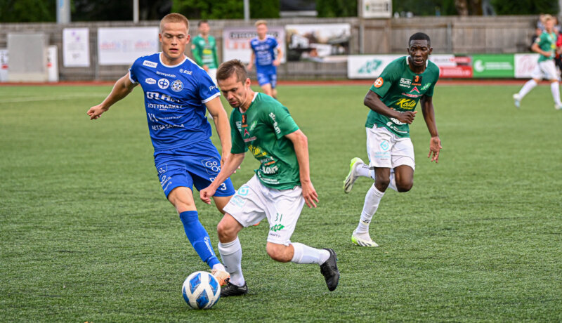 Fotbollspelare kämpar om bollen.