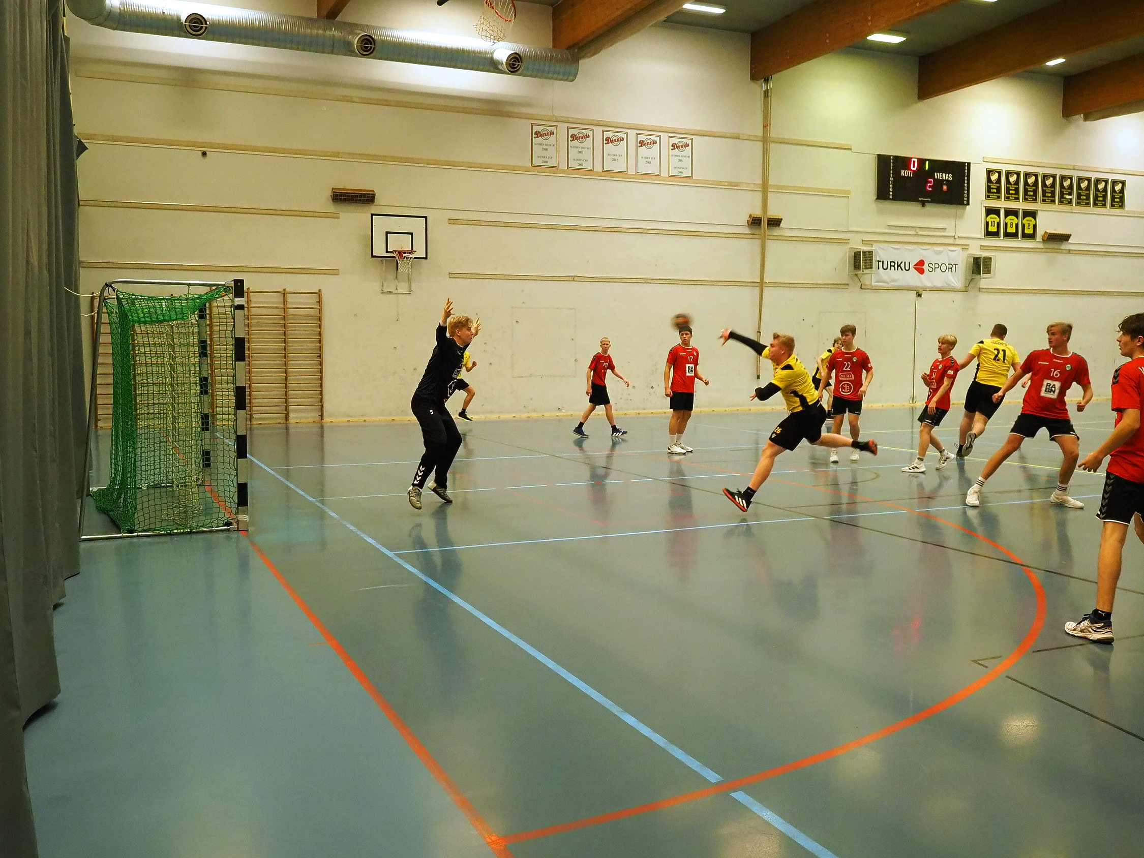 Pojkar spelar handboll.