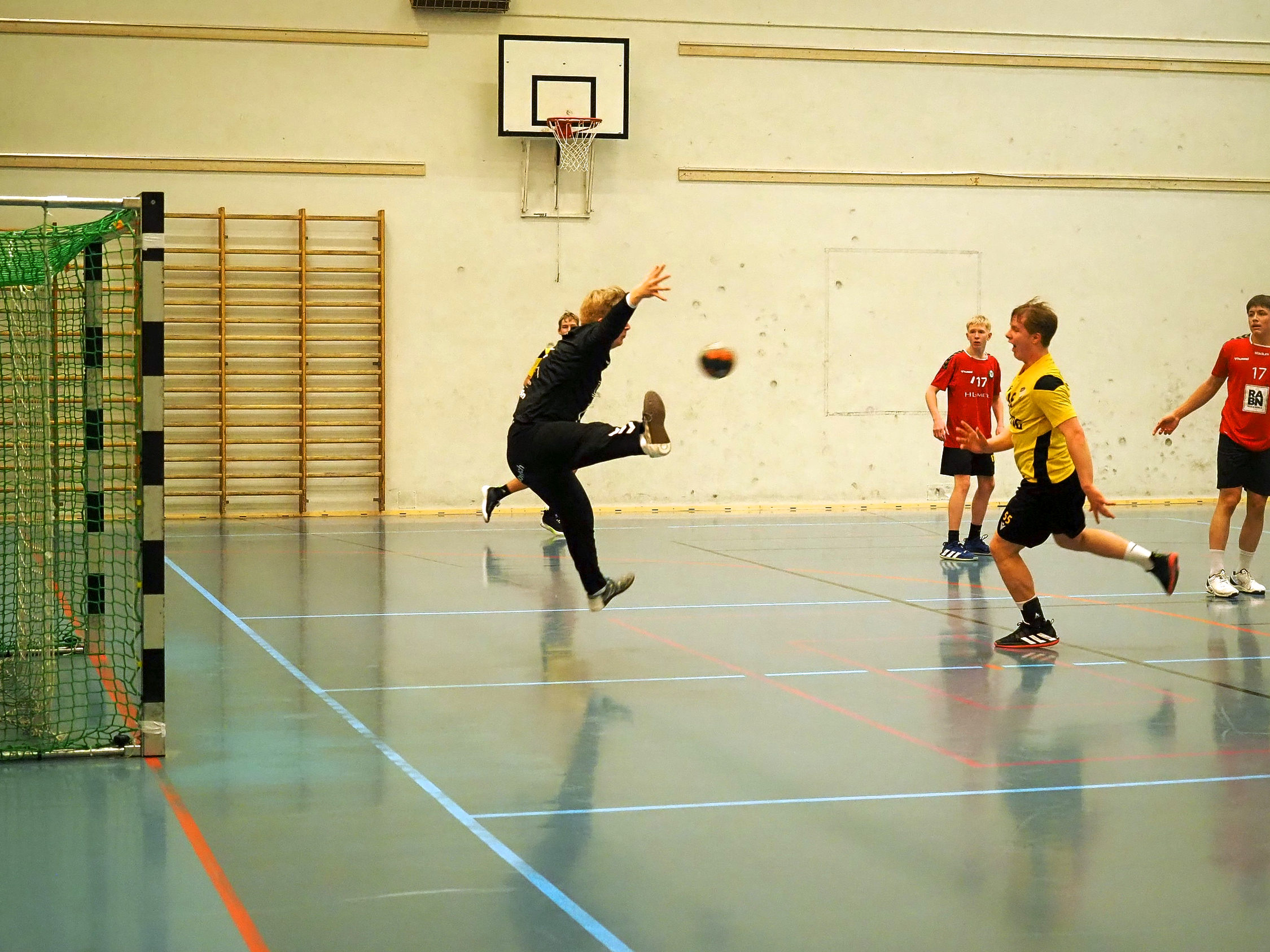 Handbollsspelare vid mål.