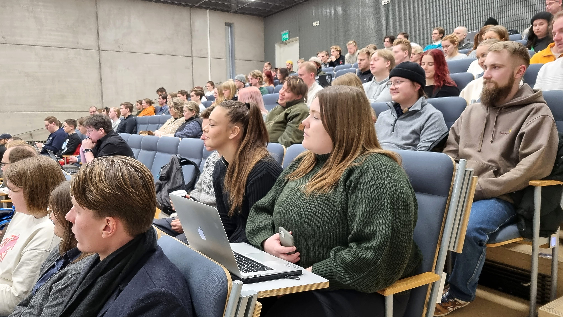 många studerande i ett stort auditorium