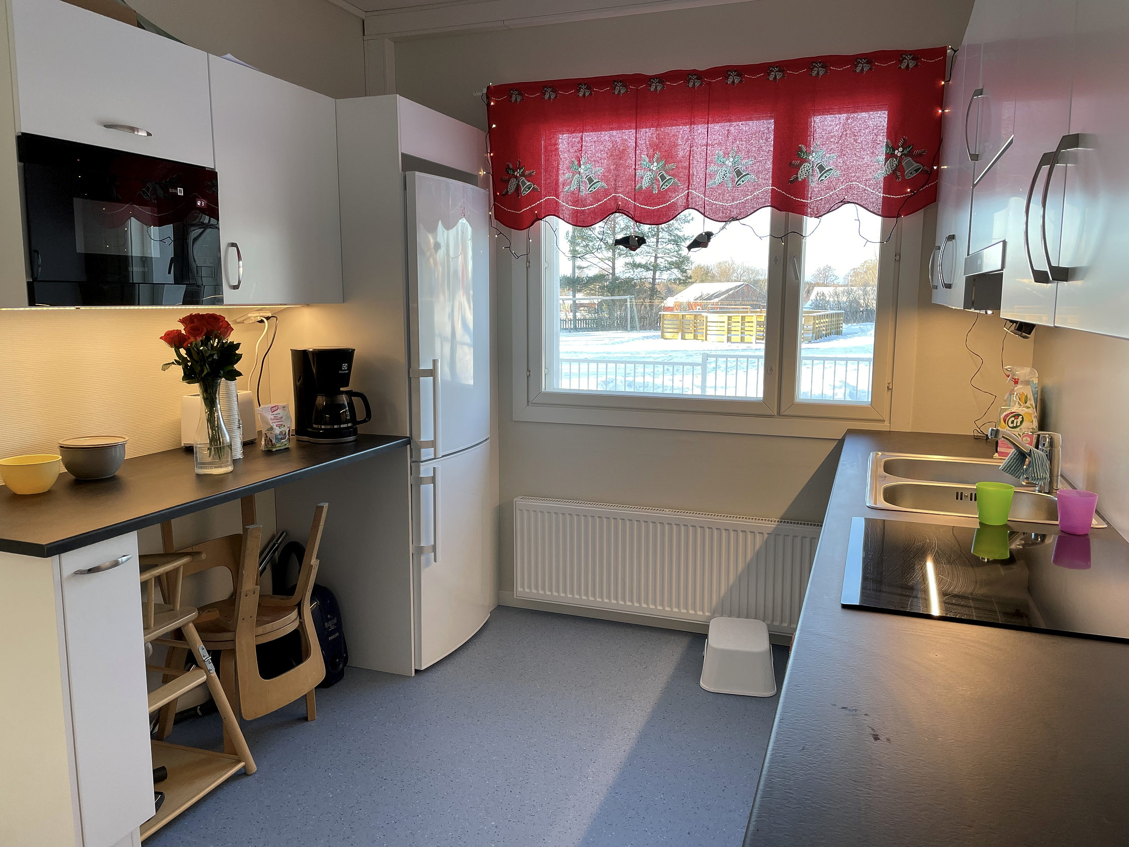 Kök med nya ytor och ett fönster mot gården