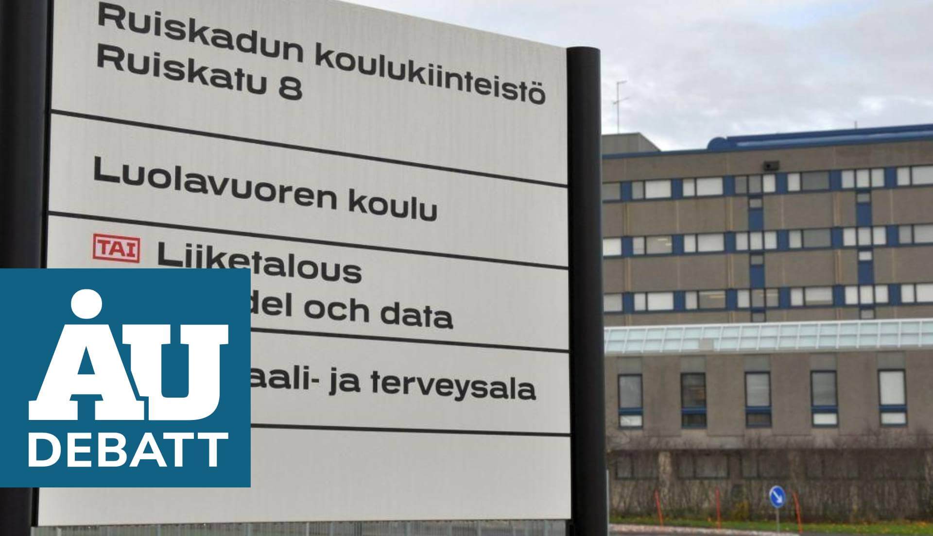 blå debattvinjett nere till vänster, skylt och skolhus bakom