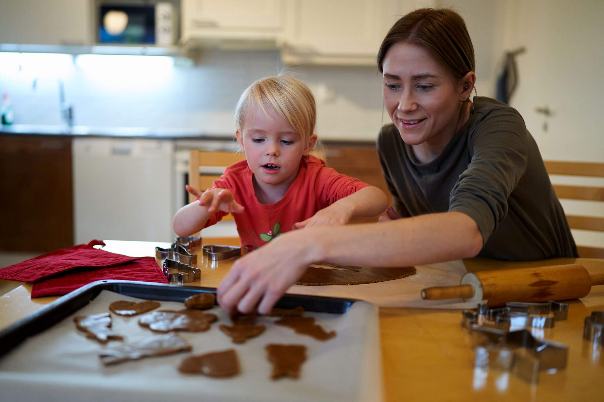Mamma och barn bakar pepparkakor