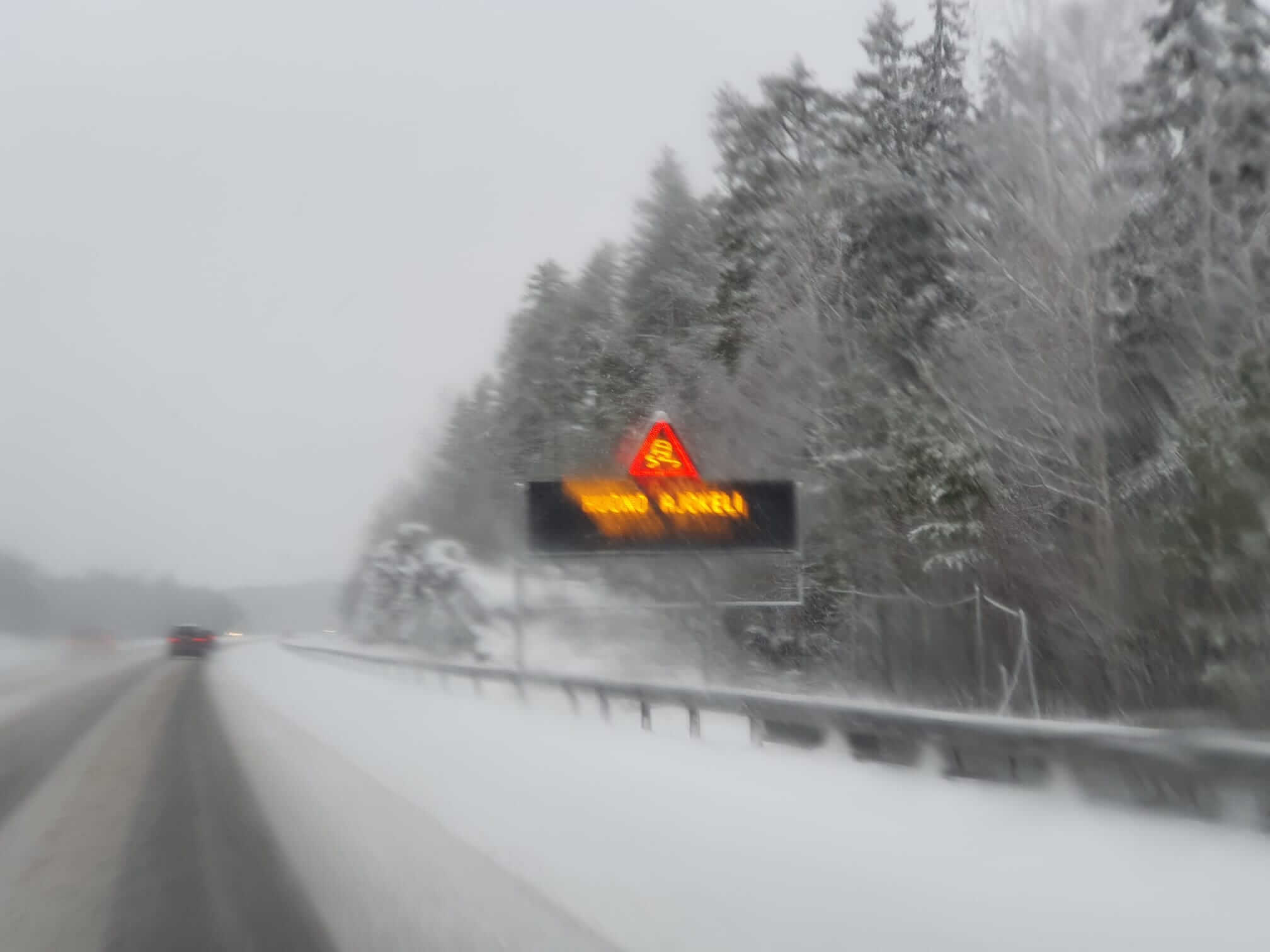snöig väg