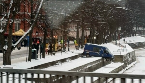 Blå skåpbil hängande på åkant.