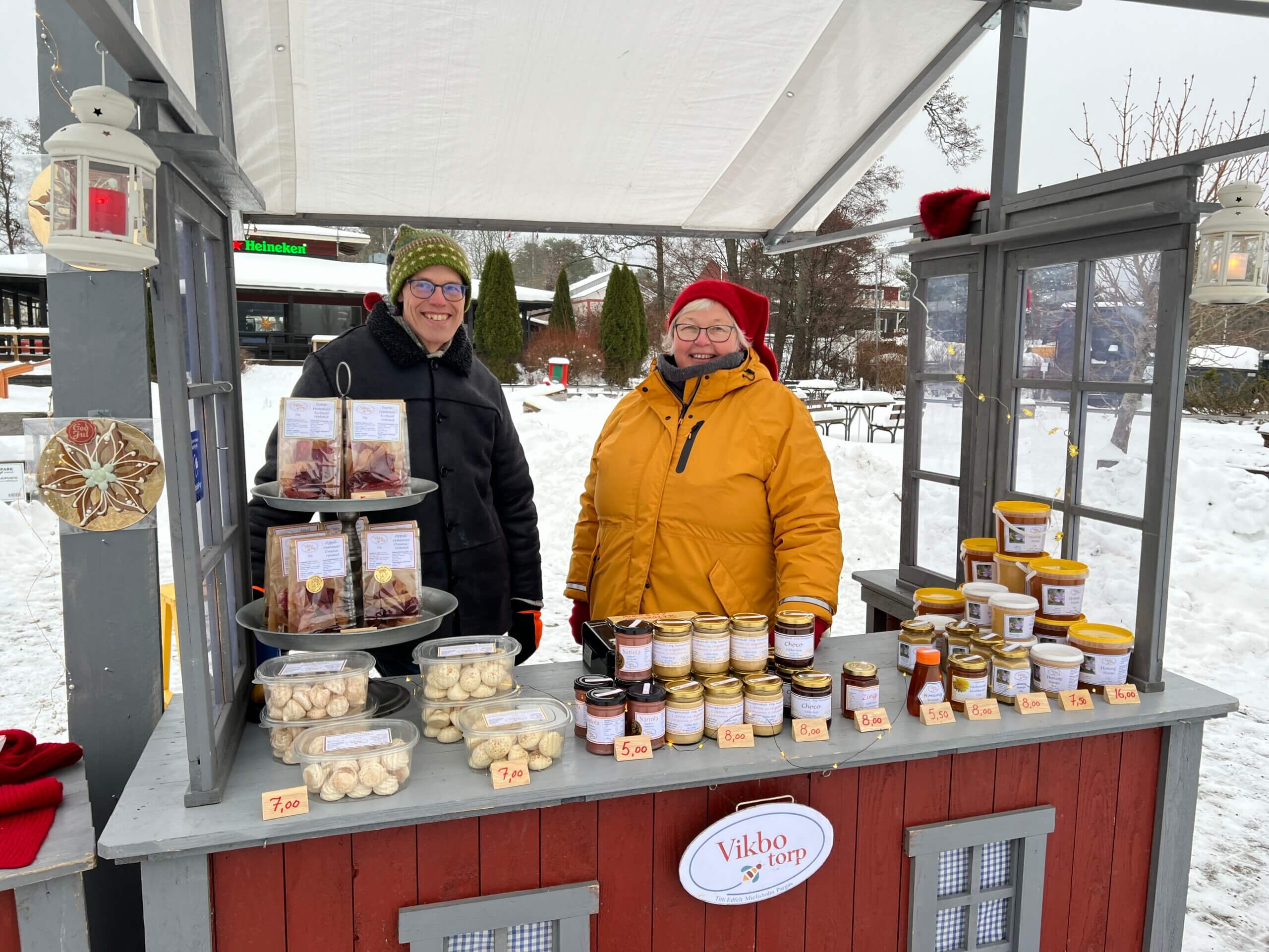 en man och en kvinna står bakom en försäljningsdisk