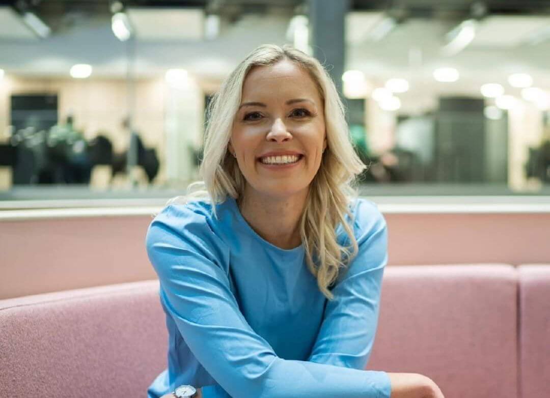 kvinna i blå tröja