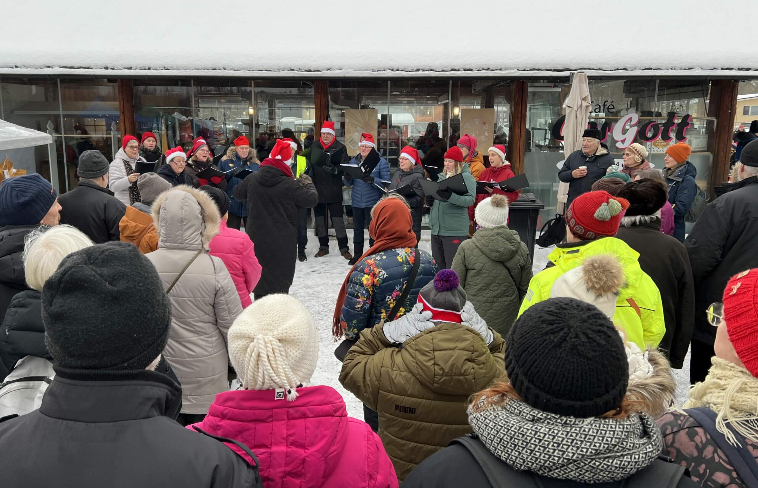 en kör med tomteluvor på sjunger