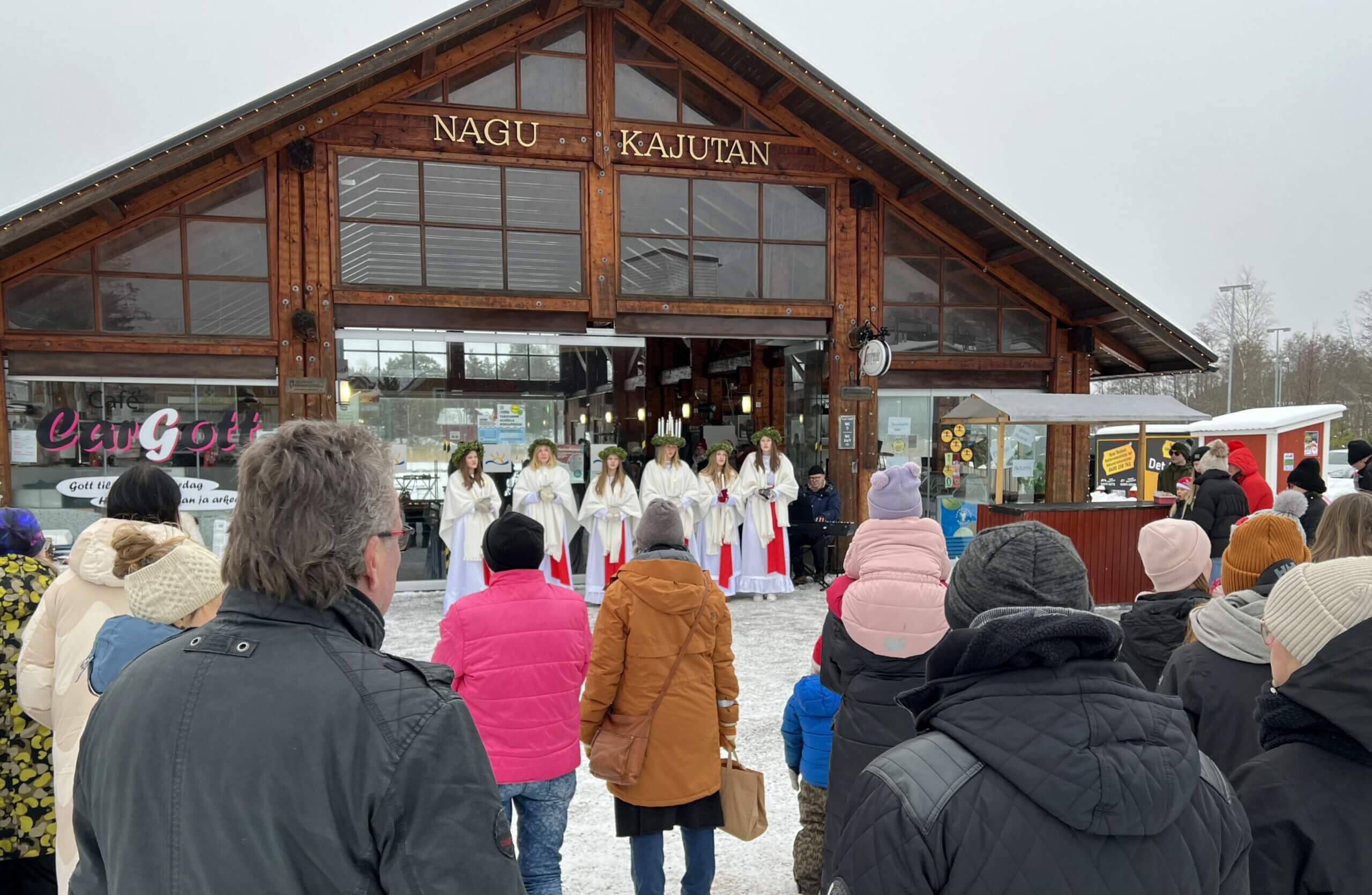 Nagus lucia med tärnor uppträder
