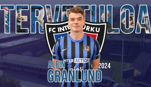 en fotbollsspelare i randig tröja