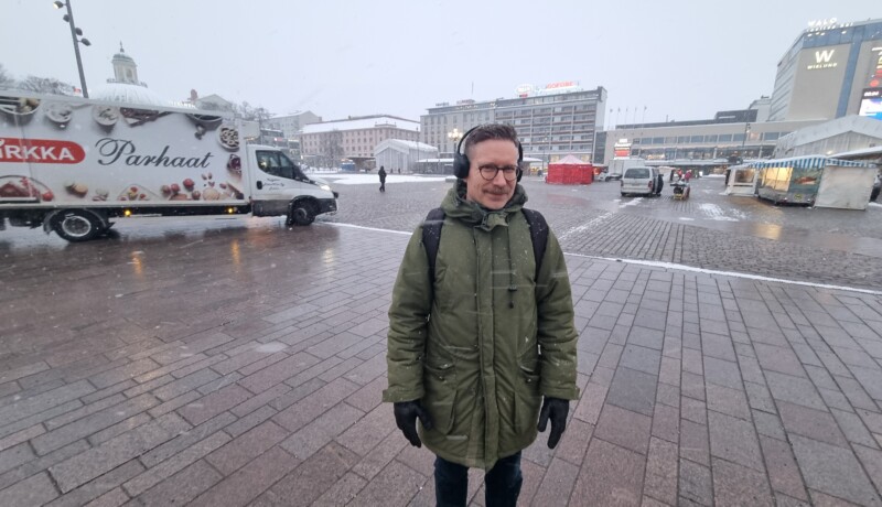 En man på Salutorget i Åbo