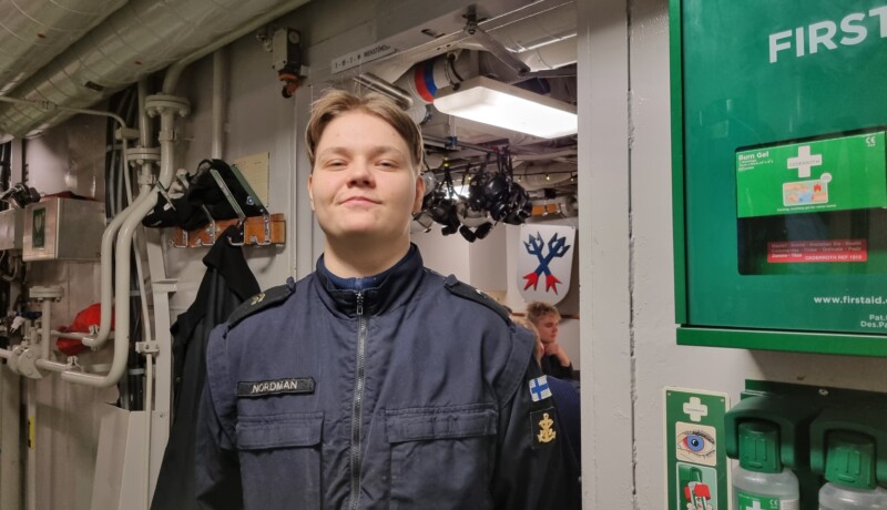 ung kvinna i militäruniform