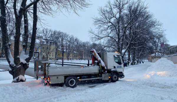 Lastbil i snö