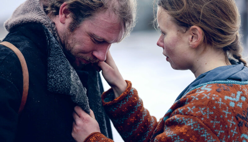 en man och en kvinna i en historisk film