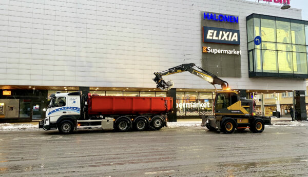 Lastbil fylld med snö