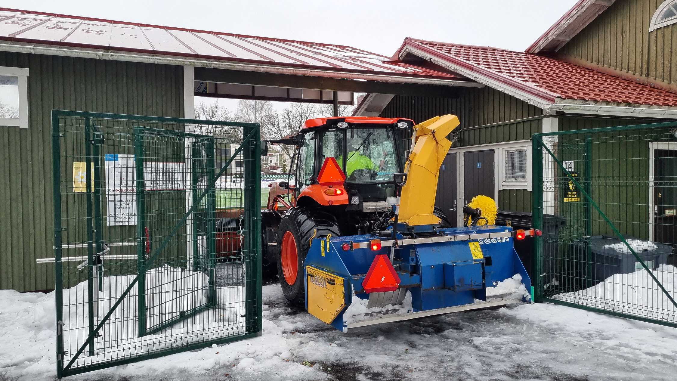 Traktor med slunga.