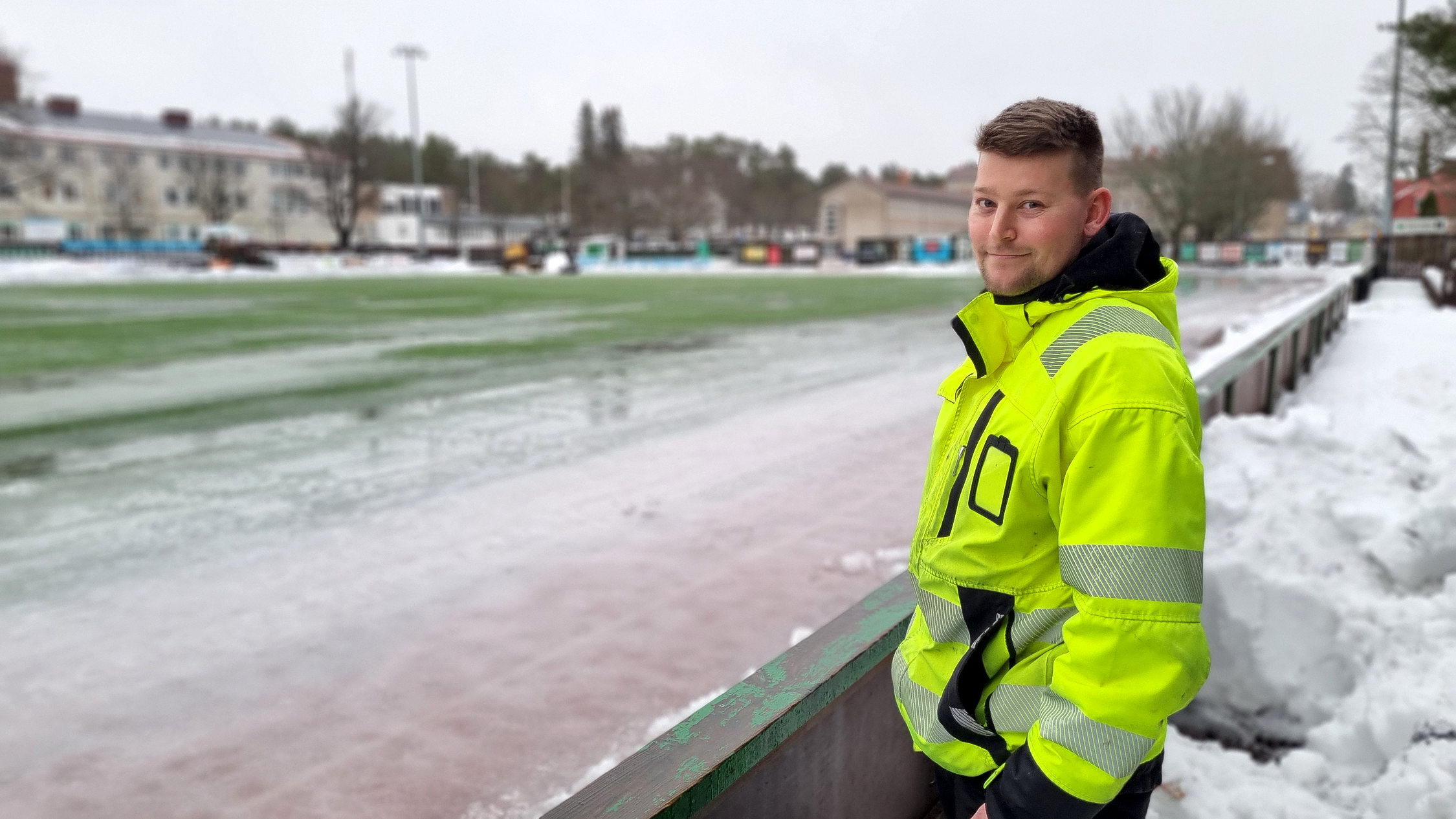 man vid idrottsplan.