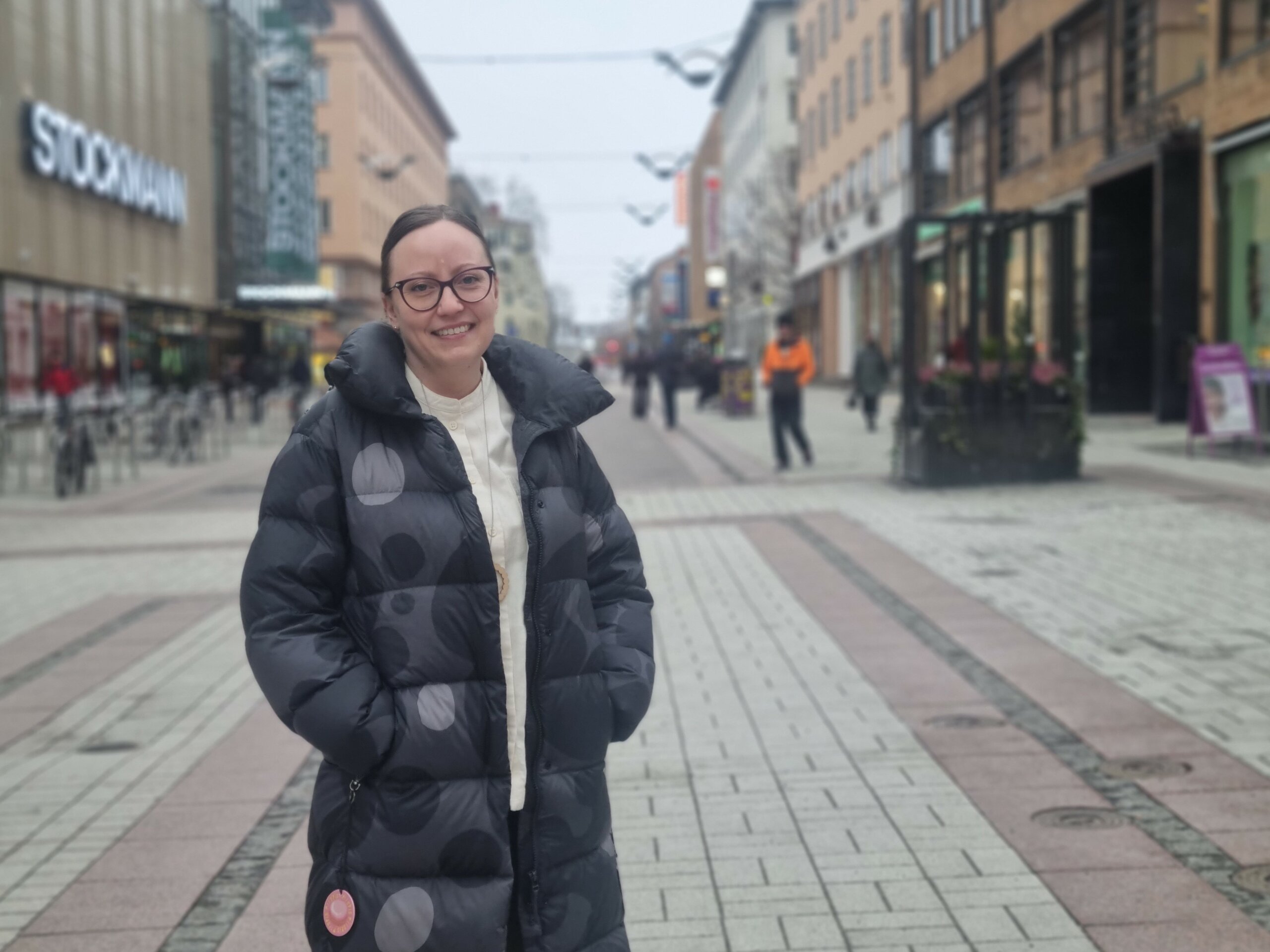 kvinna på gata