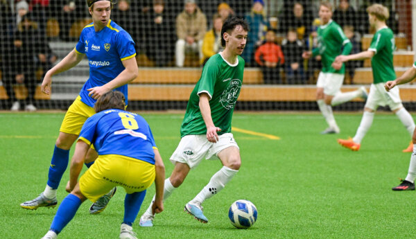 Mittfältaren Eetu Puro, här i en träningsmatch mot Gnistan, har skrivit på för EIF.lspelare med boll.