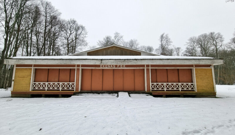 Danspalviljong med dörrarna stängda för vintern.