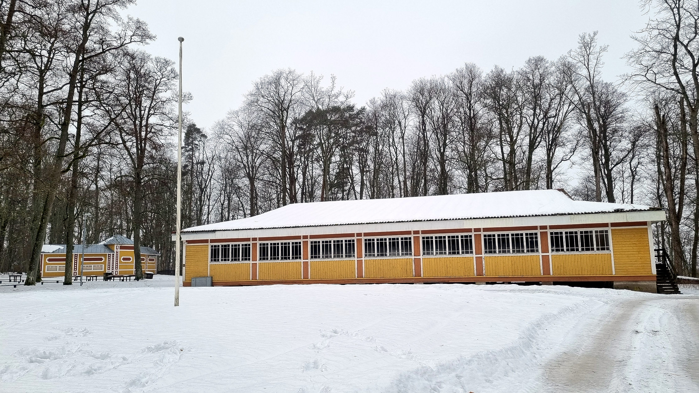 Danspaviljong och buffébyggnad vinteritd.