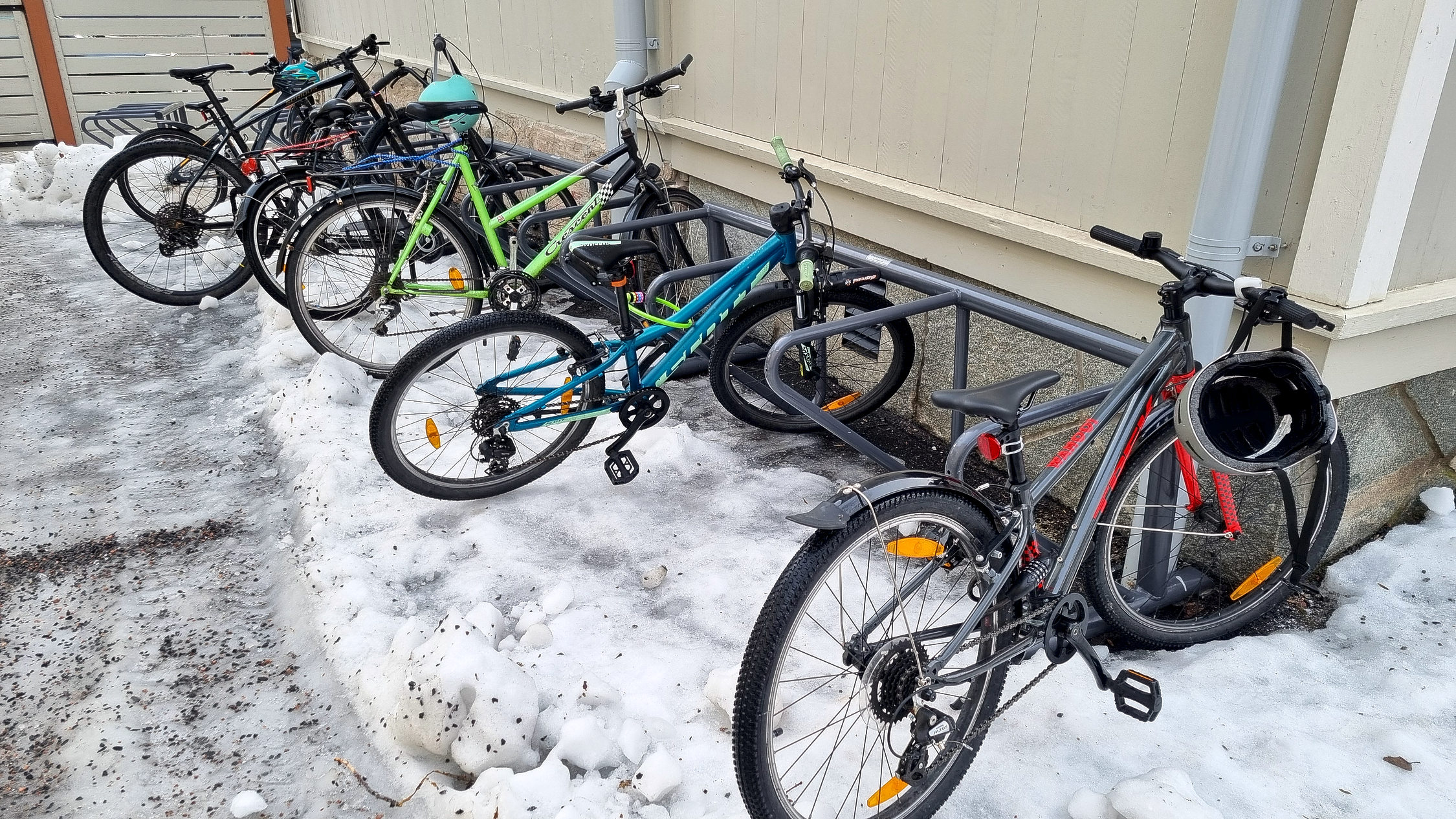 rad med barncyklar på snö