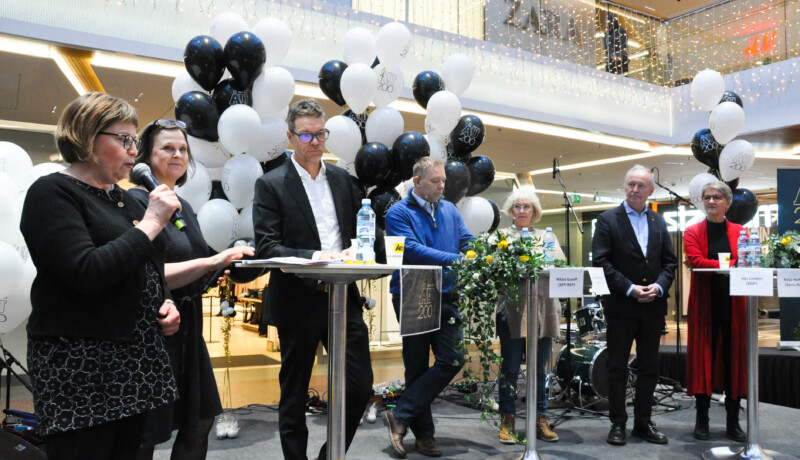 en paneldebatt med flera människor på en scen