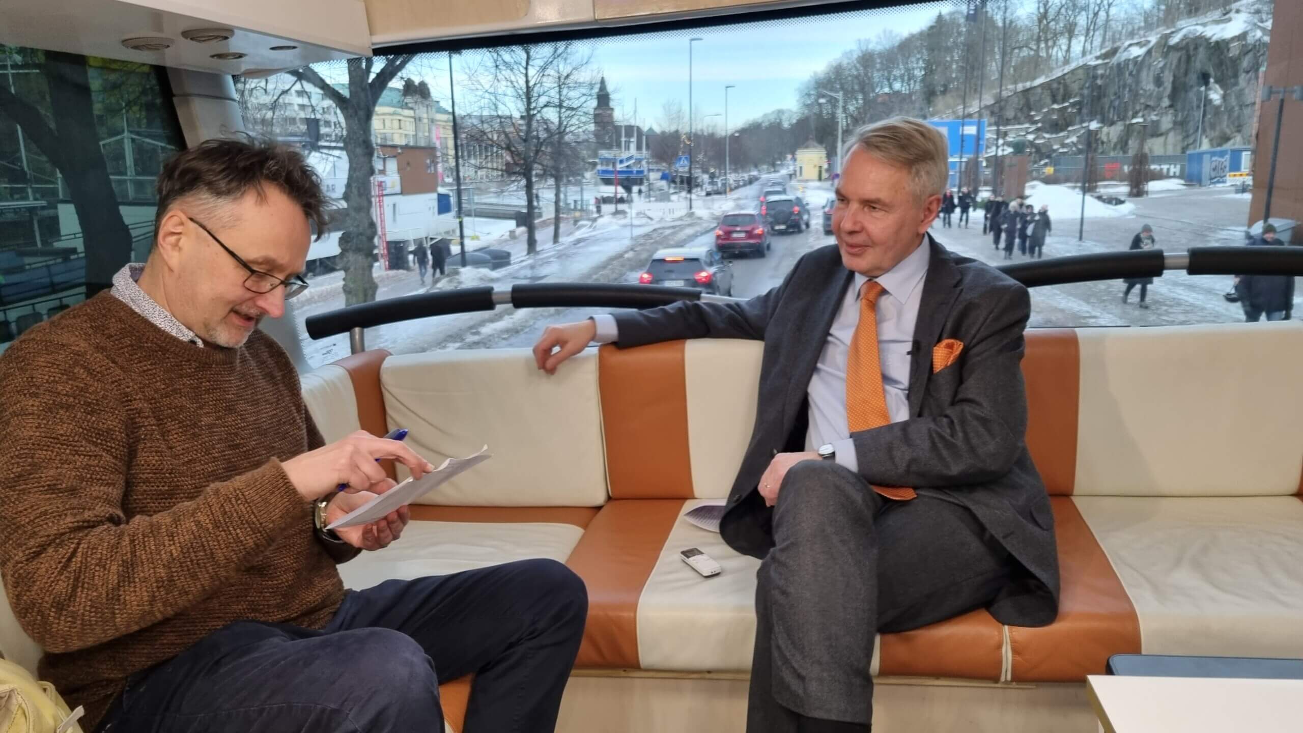 manlig journalist intervjuar presidentkandidat
