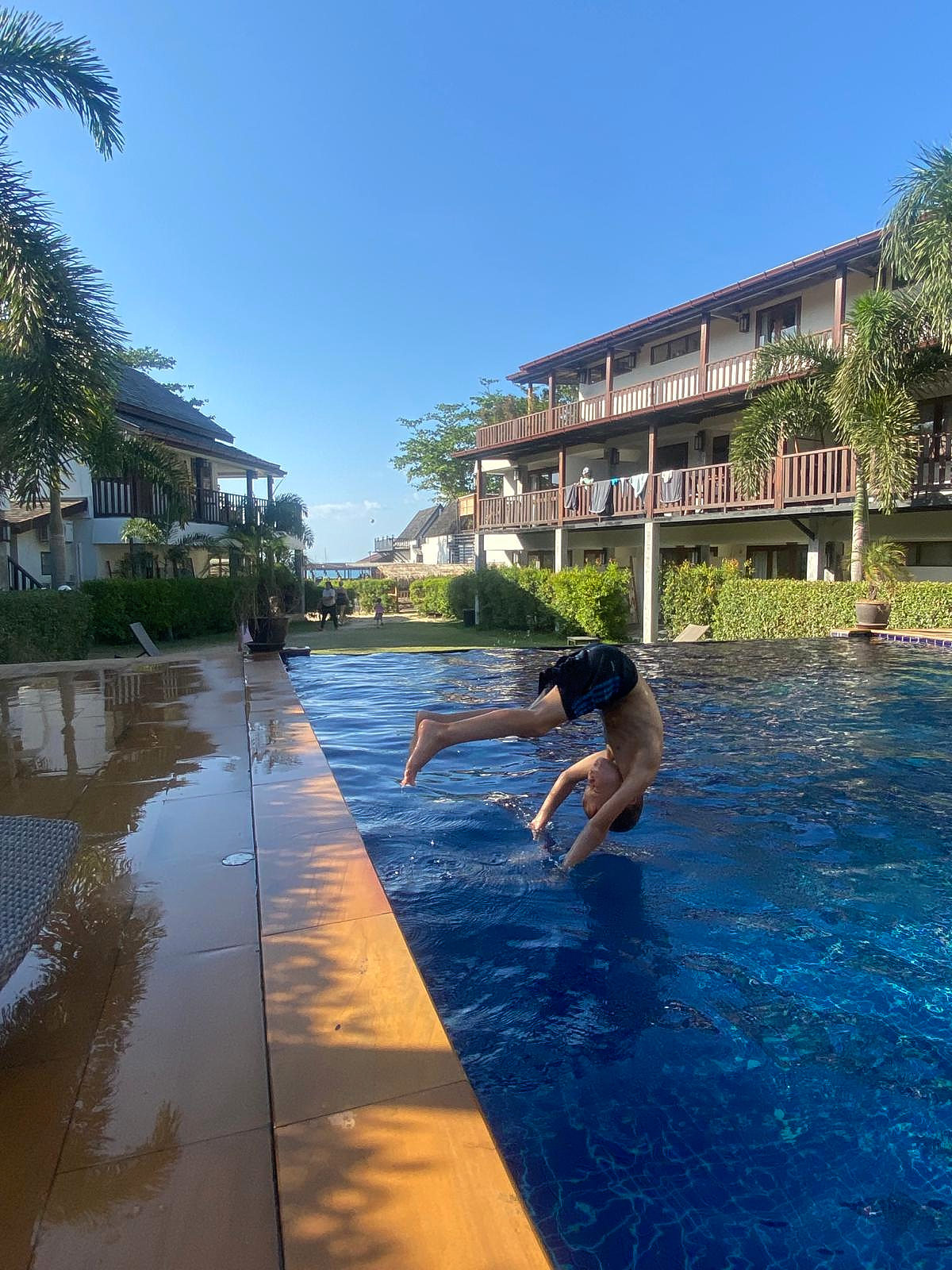Pojke dyker i pool.