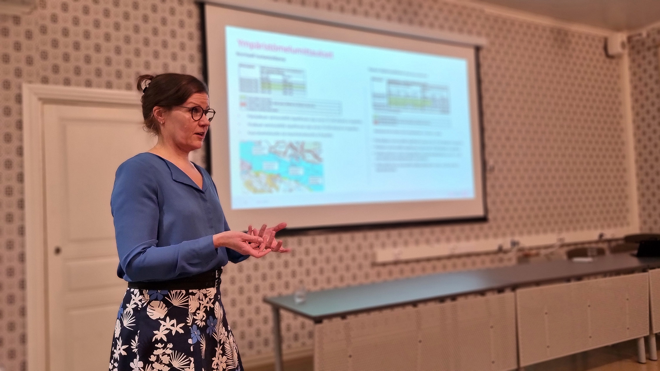 Kvinna håller presentation.
