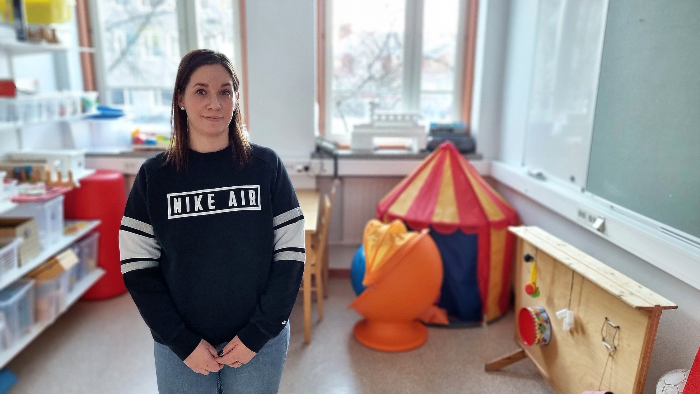 Kvinna i rum för undervisning.