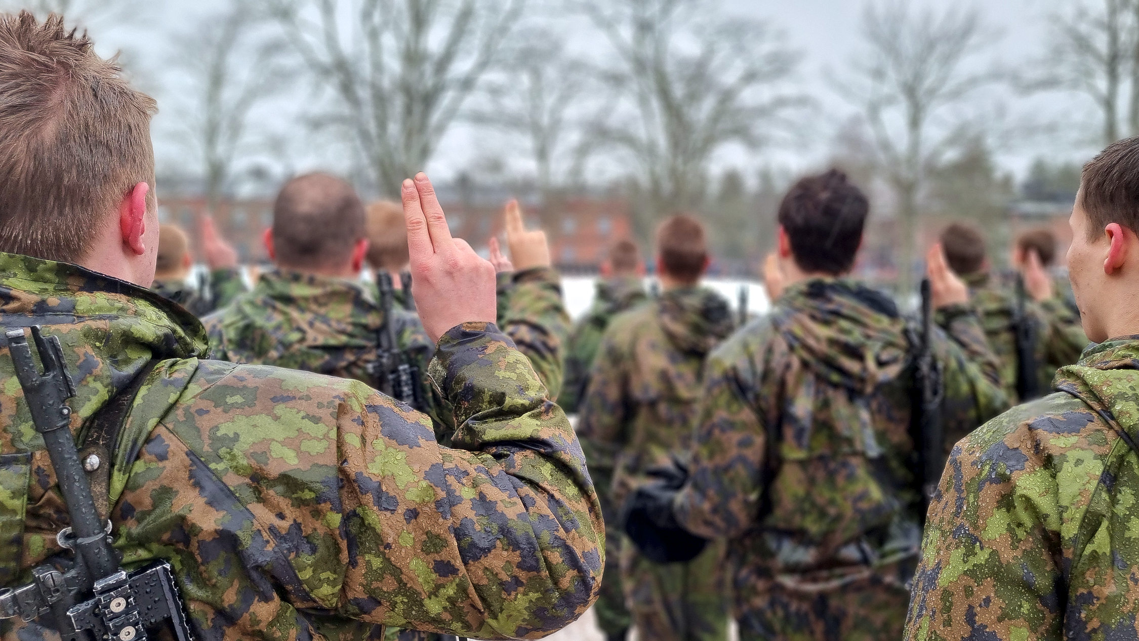 Soldater håller upp två fingrar.