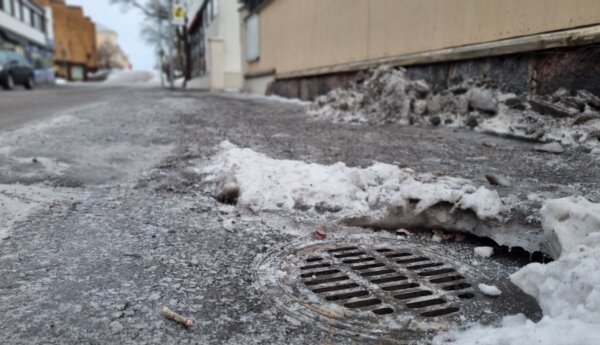 En brunn som varit under isen har tagits fram på Skillnadsgatan i Ekenäs. Resterna av iskrosset ligger i en hög i bakgrunden.