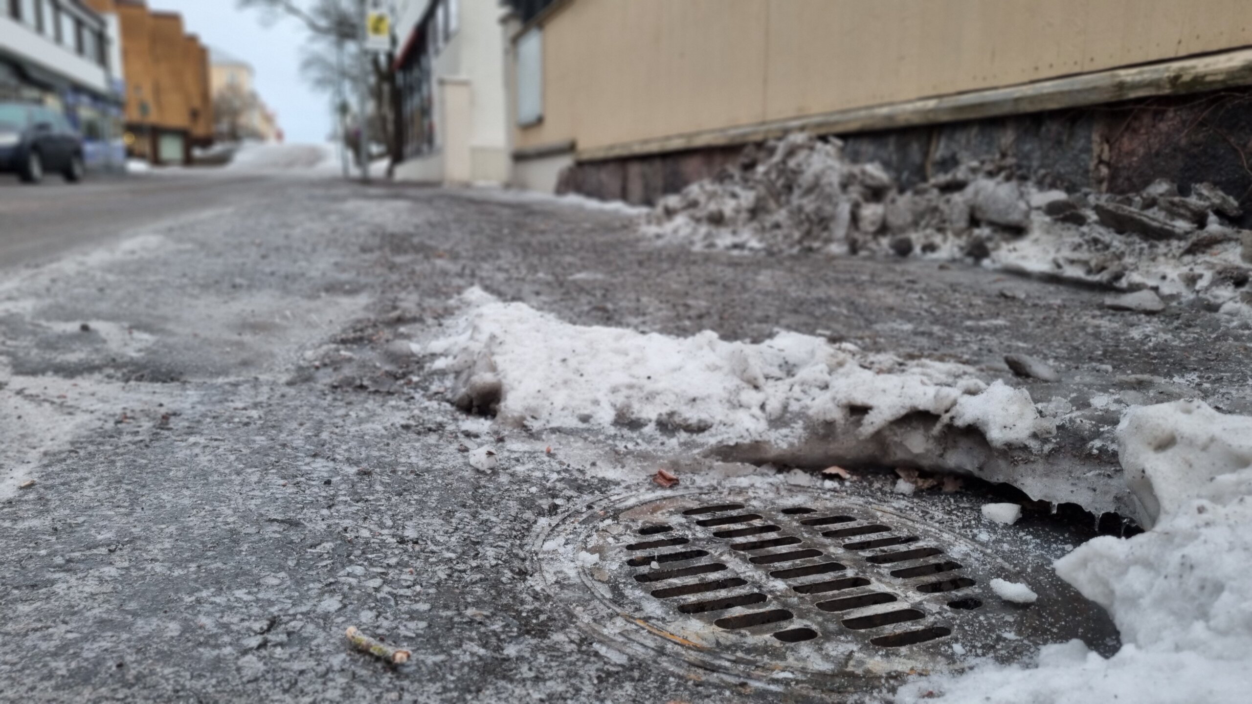En brunn som varit under isen har tagits fram på Skillnadsgatan i Ekenäs. Resterna av iskrosset ligger i en hög i bakgrunden.