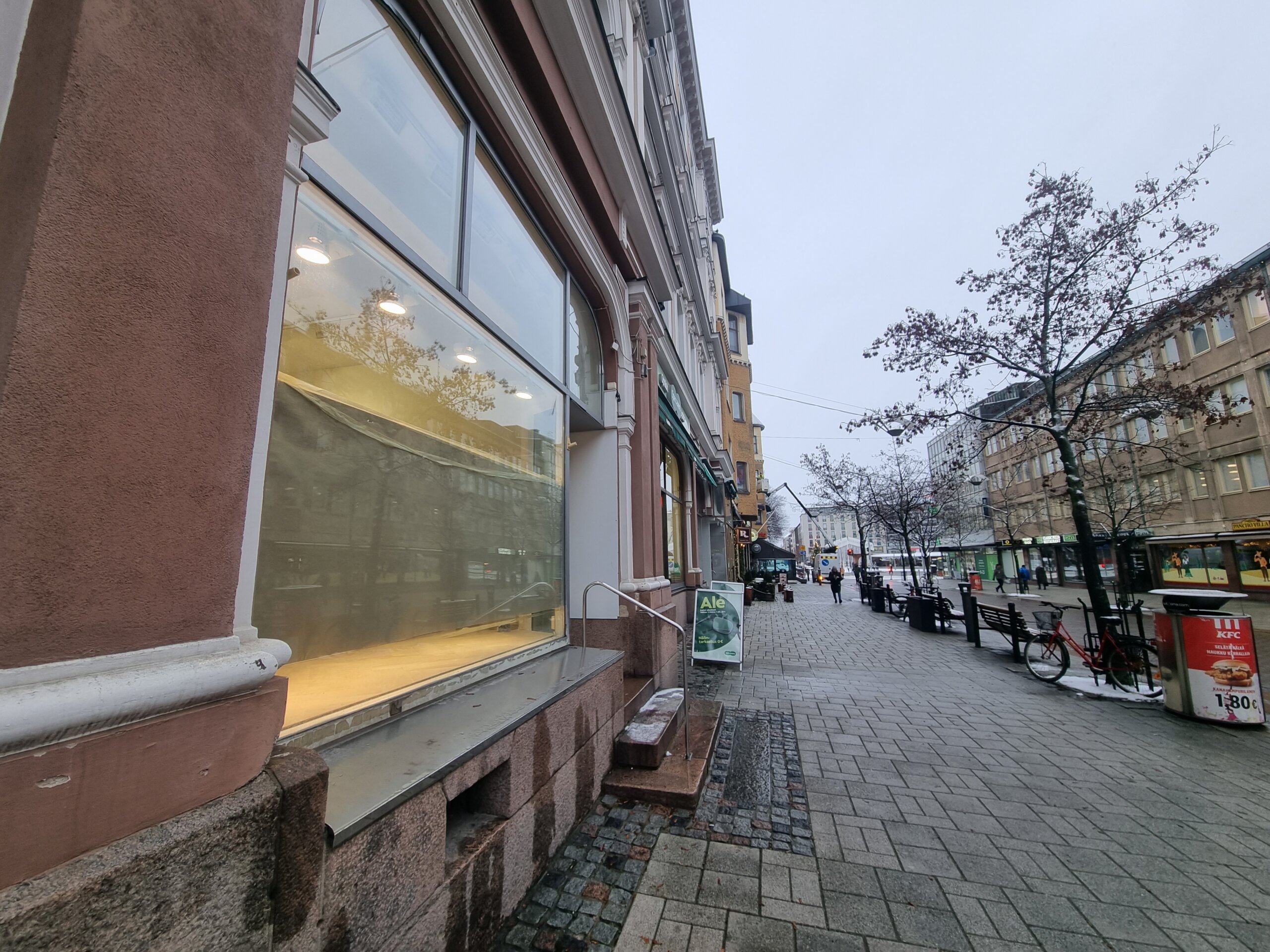 En stängd butik på gågatan i Åbo