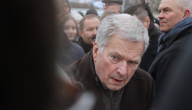 President Niinistö i närbild utomhus på torget i Salo.