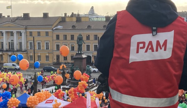 strejksamling på senatstorget i helsingfors