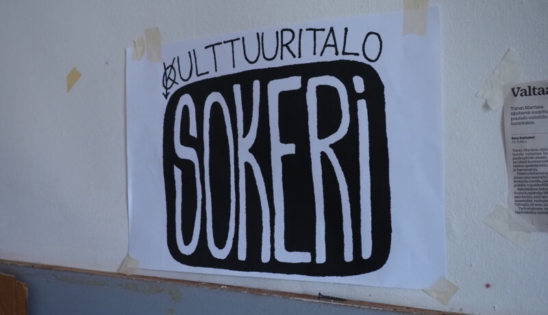 Skylt med texten Kulttuuritalo Sokeri