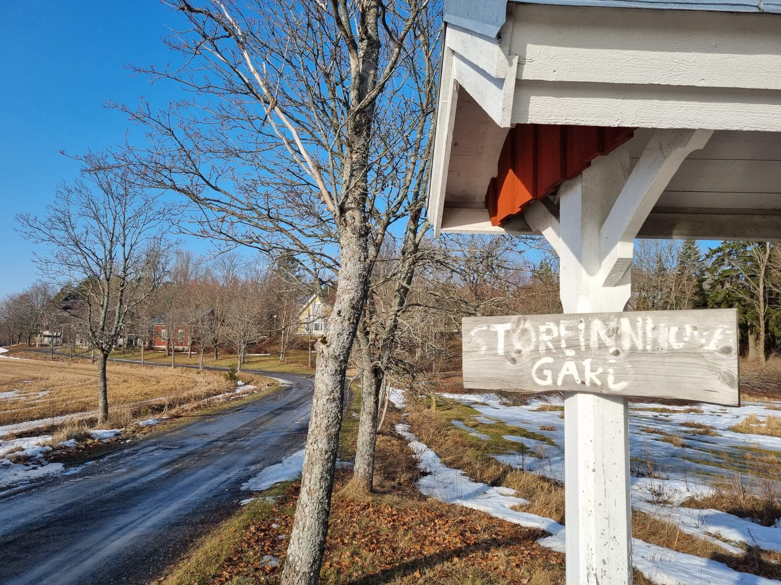 Infartsväg med handmålad skylt med texten "Storfinnhova gård"