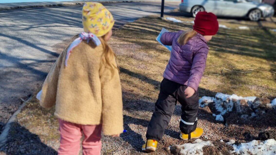 Två flickor med kartor i händerna.