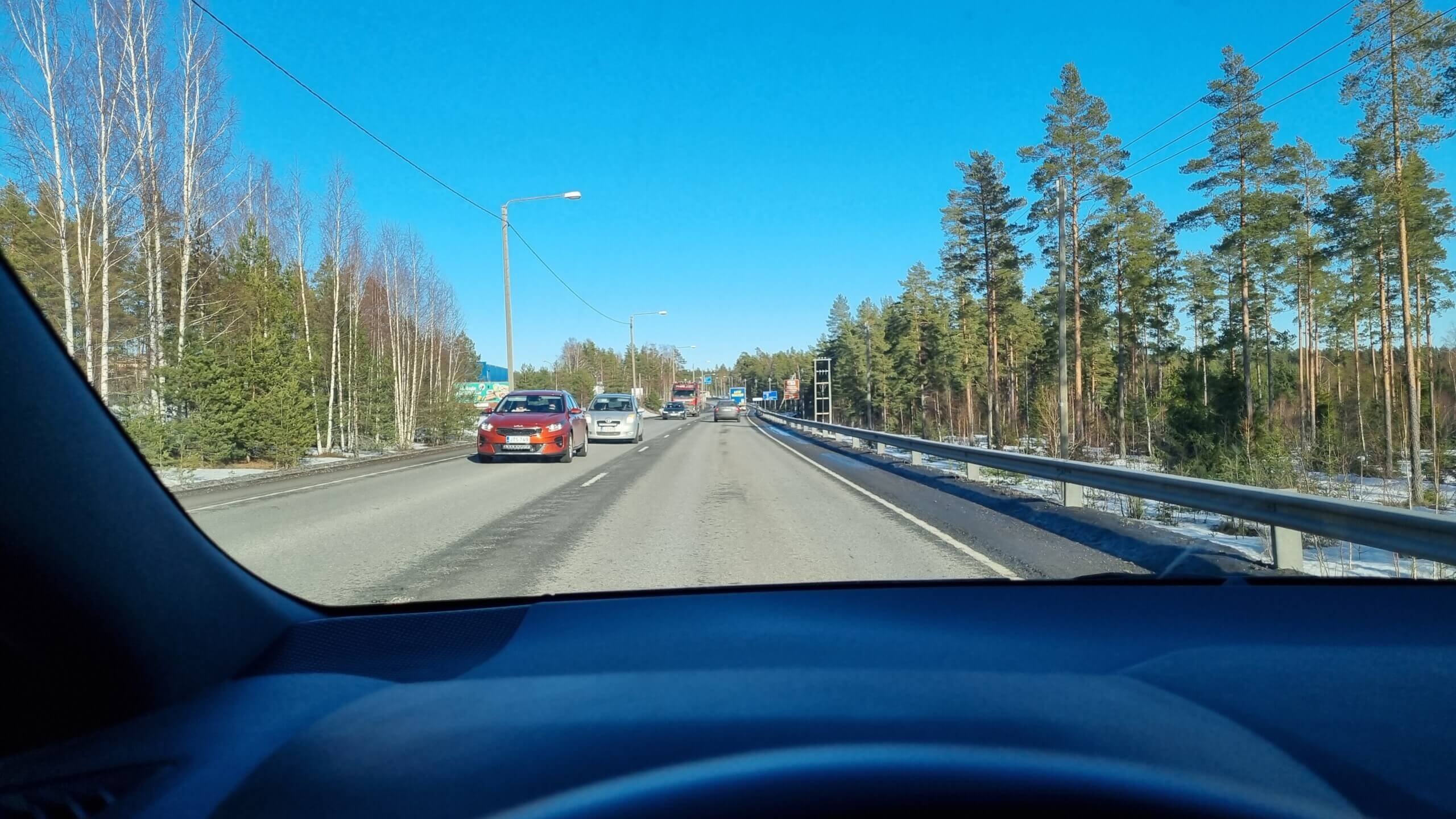 Vy av mötande trafik från förarstolen på bil.