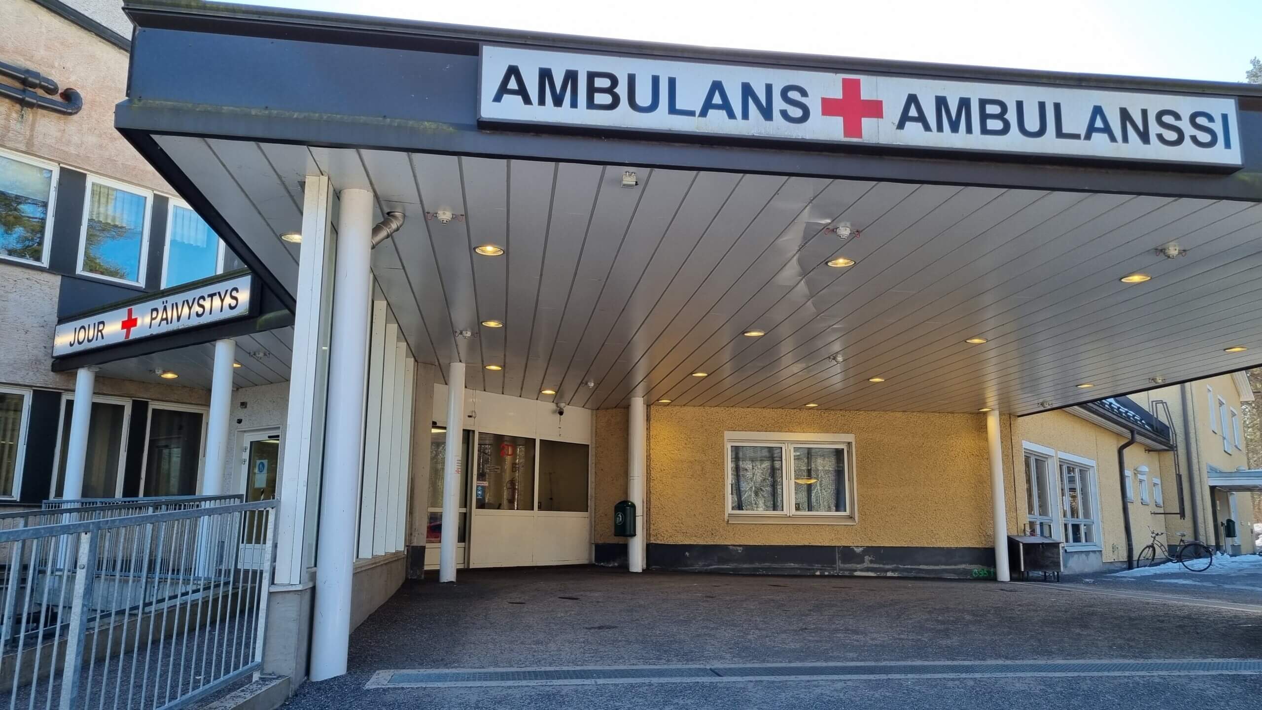 Akutmottagning med skyltar med texterna ambulans och jour.