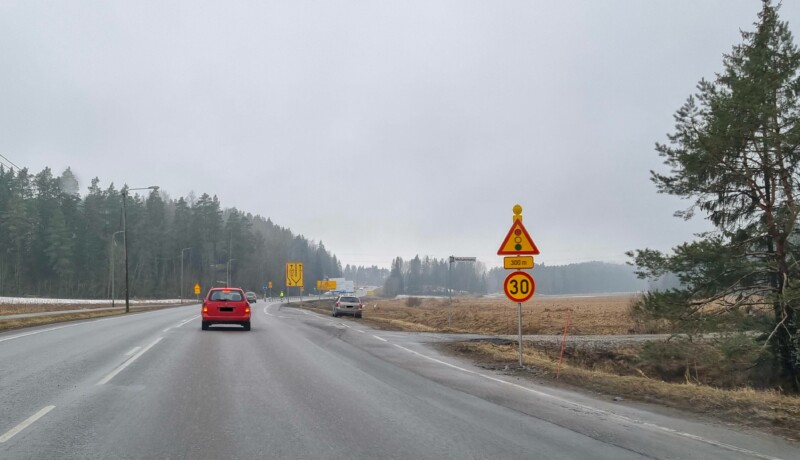 En tvåfilig landsväg, olika trafikmärken