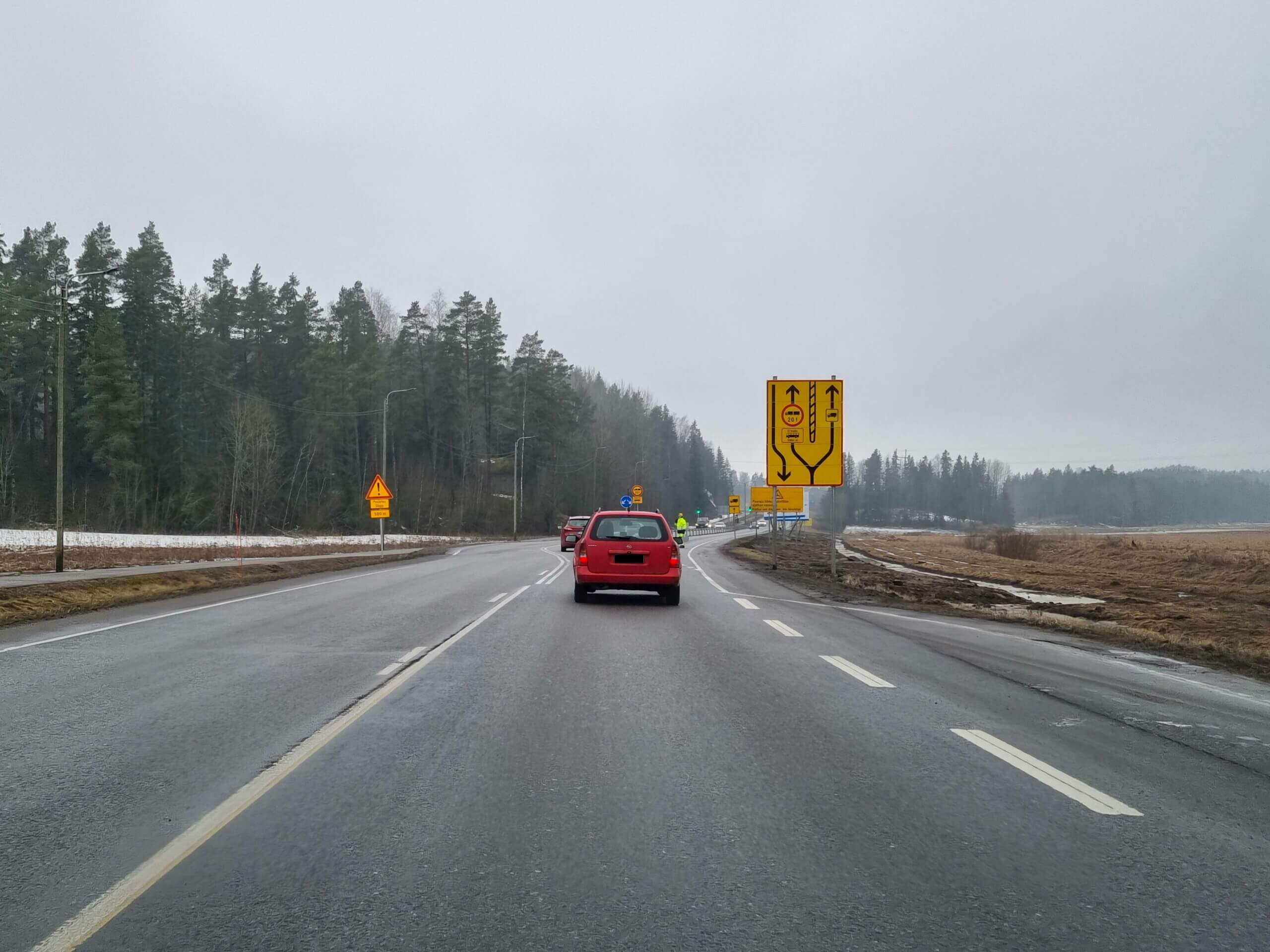 En tvåfilig landsväg, olika trafikmärken