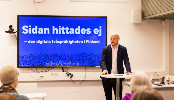 En man föreläser inför publik