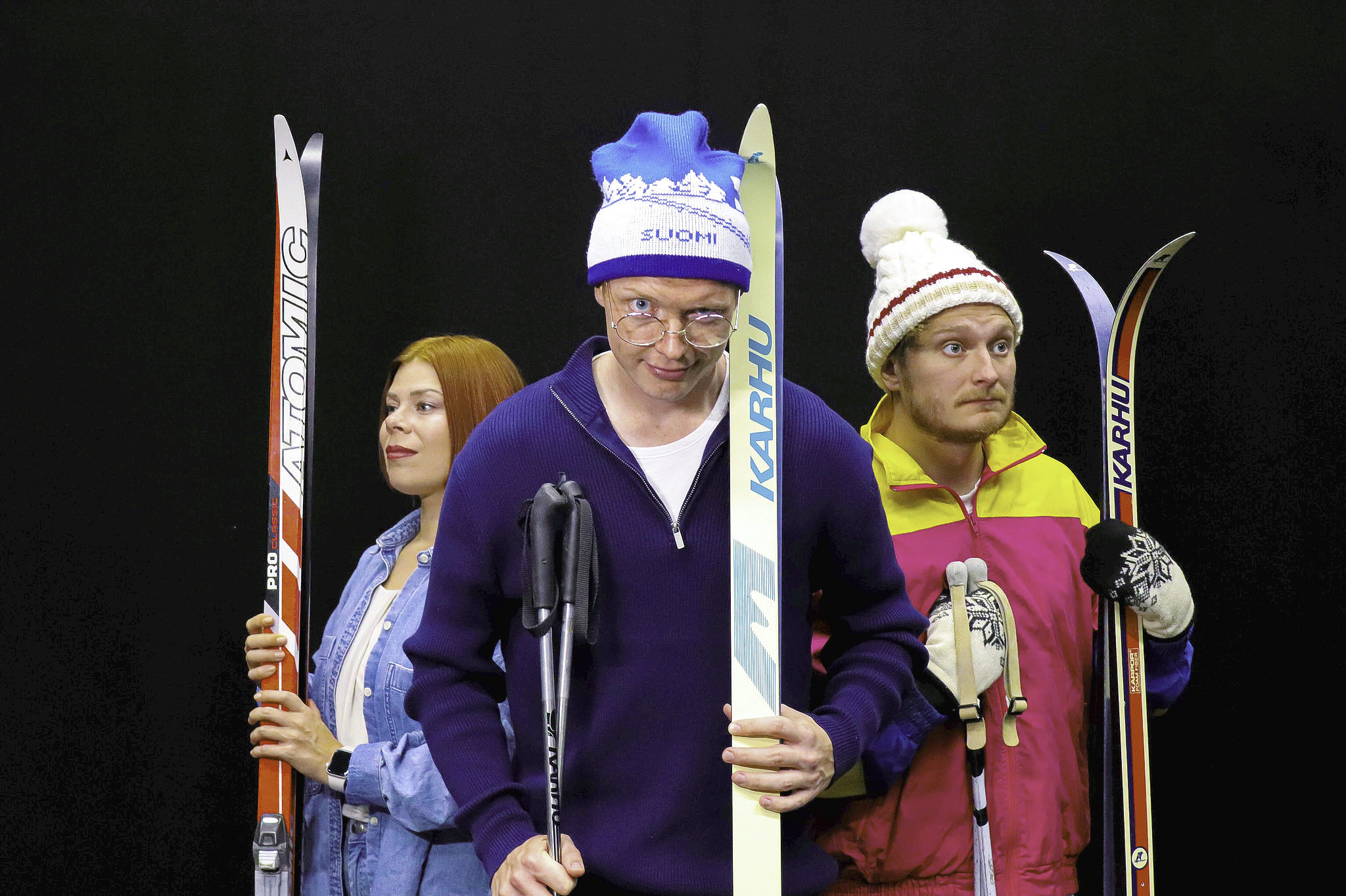 tre skådespelare iklädda skidmundering
