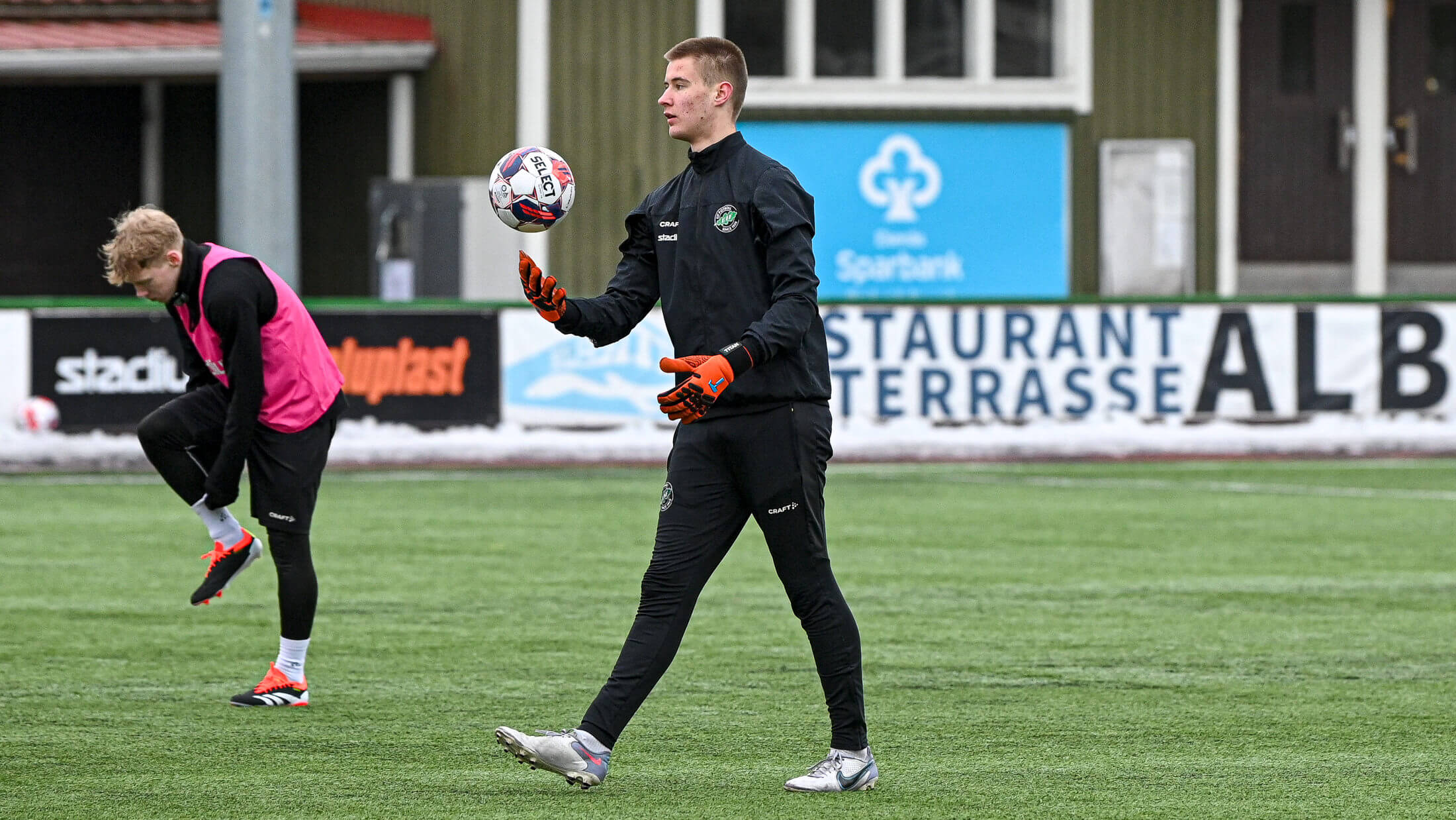 Fotbollsmålvakt på gräsplan