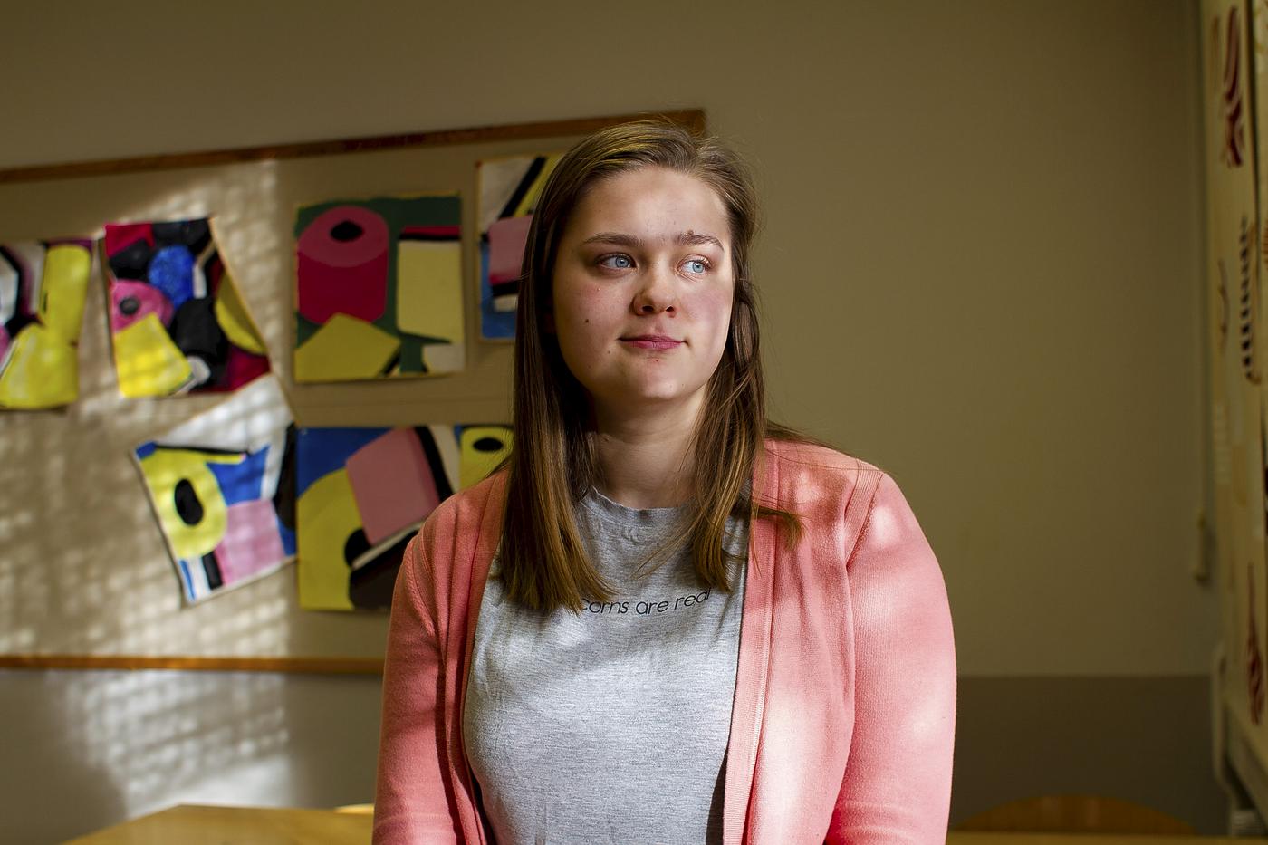 En studerande sitter i ett klassrum