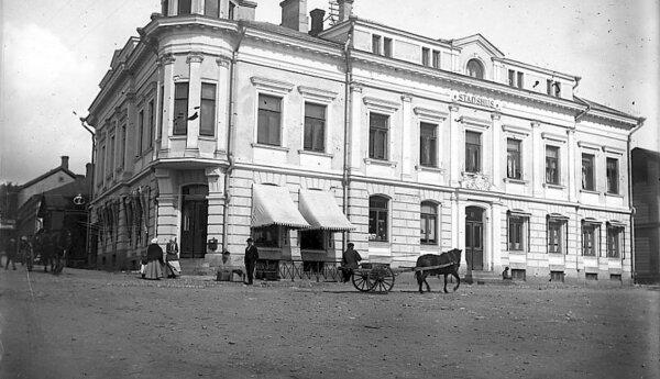 Svartvit bild av hus från 1800-talet.